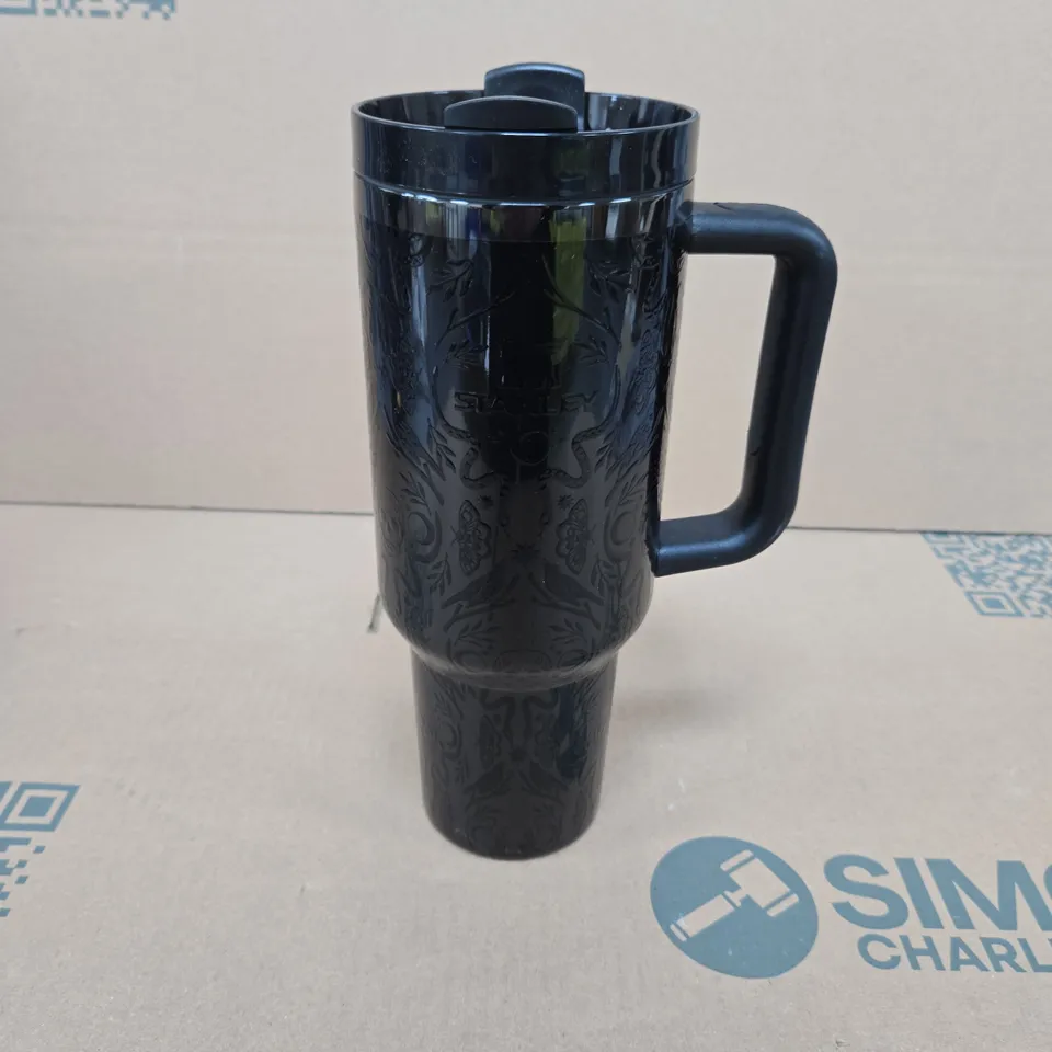 STANLEY VACUUM TRAVEL MUG, 40 OZ / 1.18 L, EMBOSSED PATTERN, DARK BLUE/BLACK
