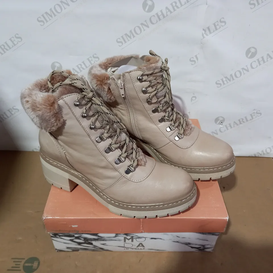 BOXED PAIR OF MODA IN PELLE BOOTS- SIZE 41