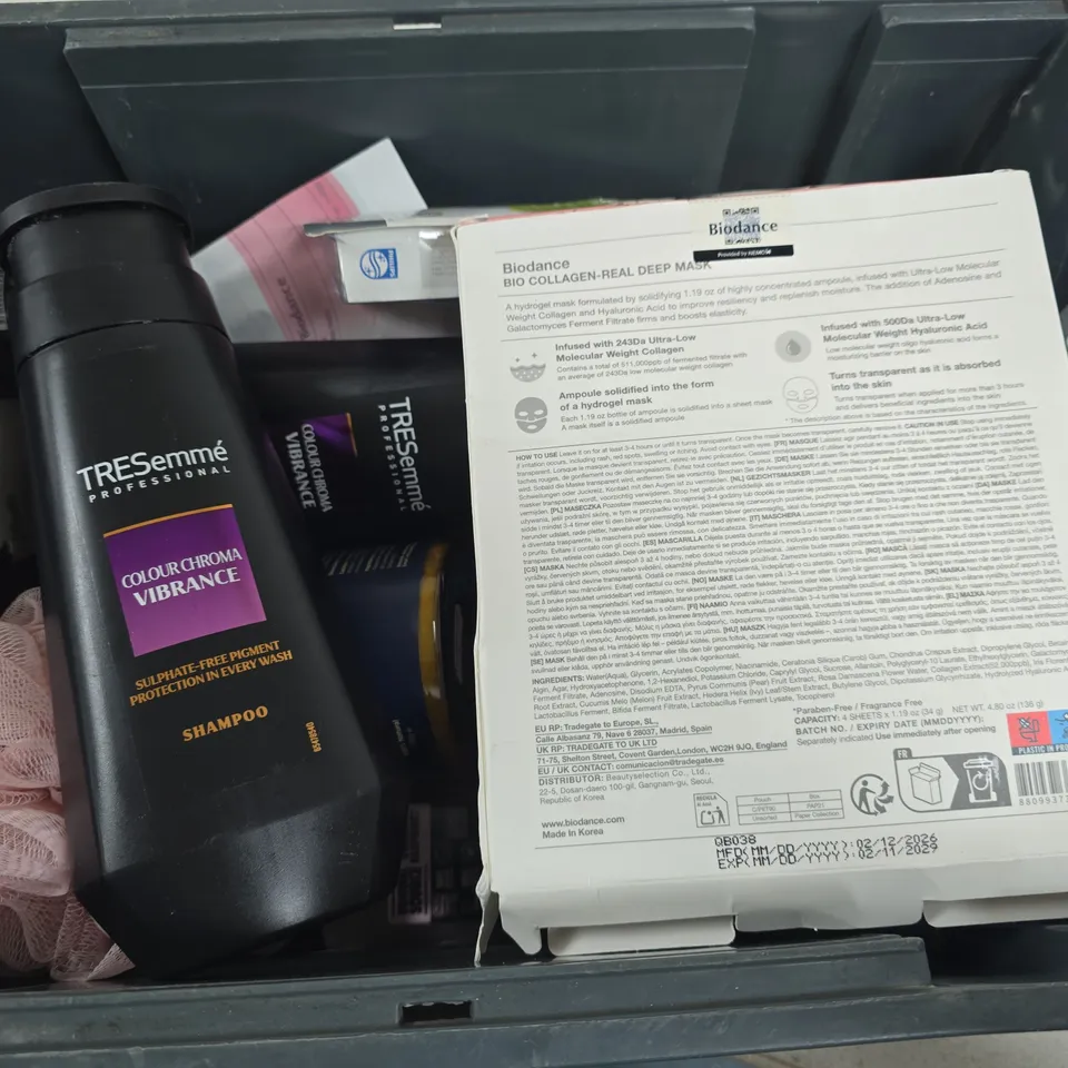 APPROXIMATELY 15 ASSORTED HEALTH & BEAUTY PRODUCTS TO INCLUDE BIODANCE COLLAGEN DEEP MASK, LOREAL ELVIVE SERUM, NEDE BODY BUTTER, ETC - COLLECTION ONLY