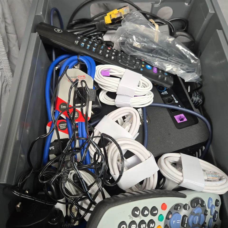 APPROXIMATELY 20 ELECTRICAL ITEMS TO INCLUDE - REMOTE CONTROLS, WIFI HUB AND POWER ADAPTERS