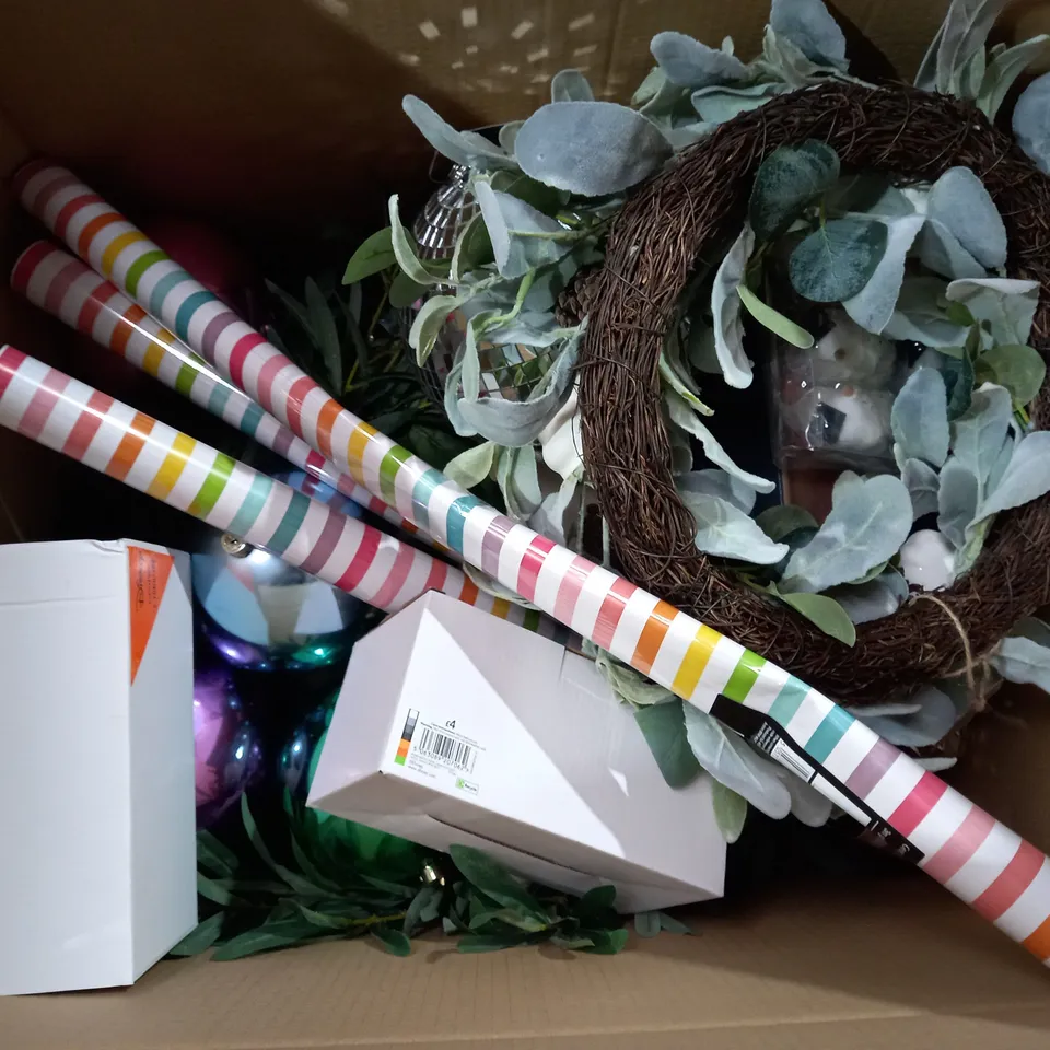 BOX OF APPROX 12 ASSORTED ITEMS TO INCLUDE - BELL WREATH - CUSHION GINGERBREAD HOUSE - 100 STRING LIGHTS ECT