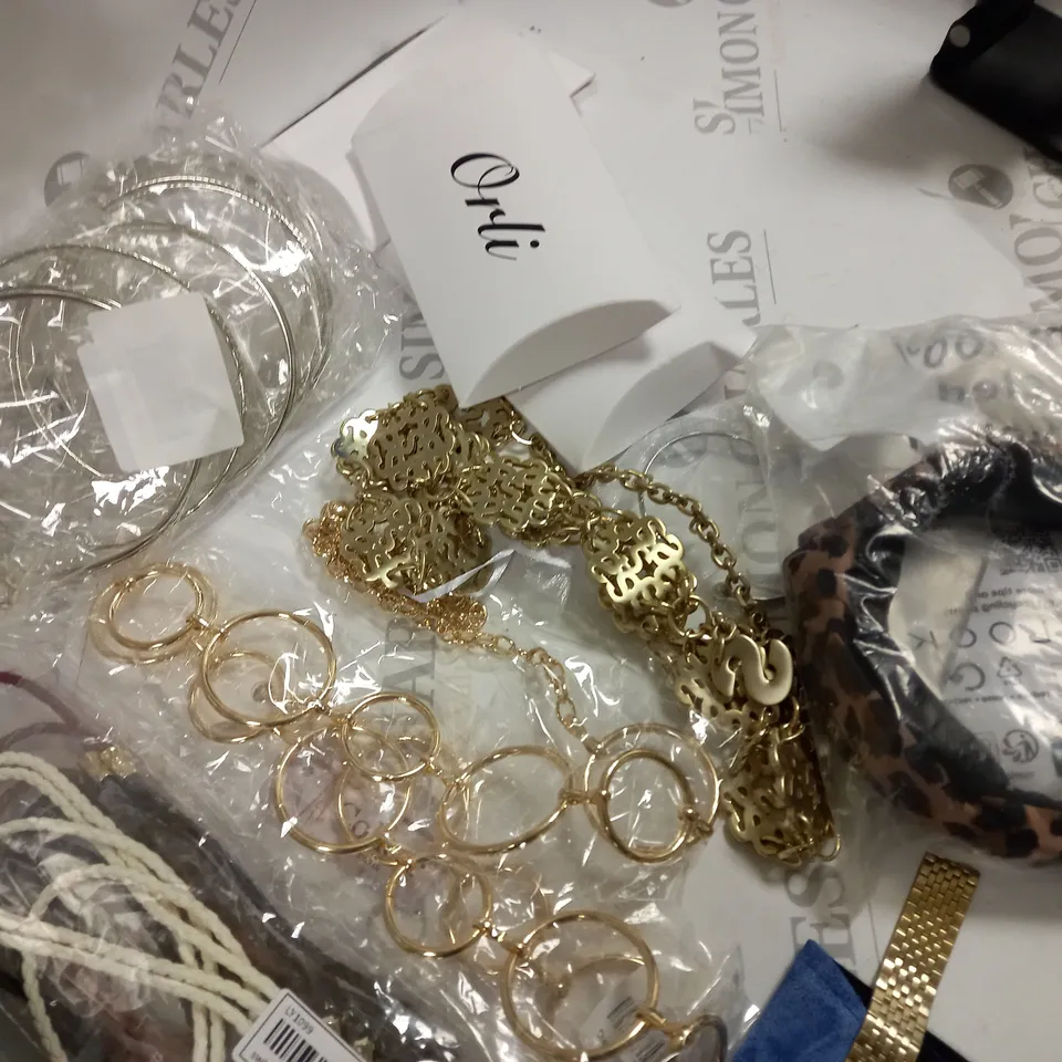 LOT OF ASSORTED JEWELLERY AND WATCH ITEMS
