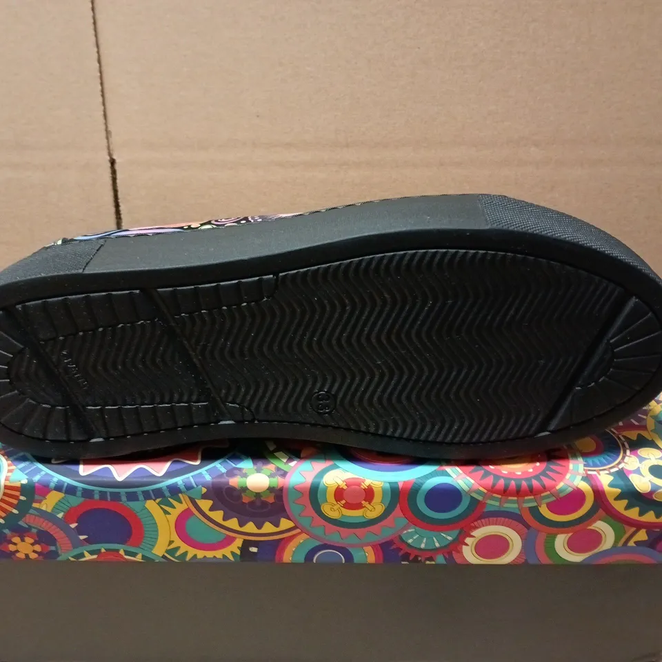 BOXED PAIR OF EMBASSY LONDON CAMILA SHOES IN MULTI - SIZE 38