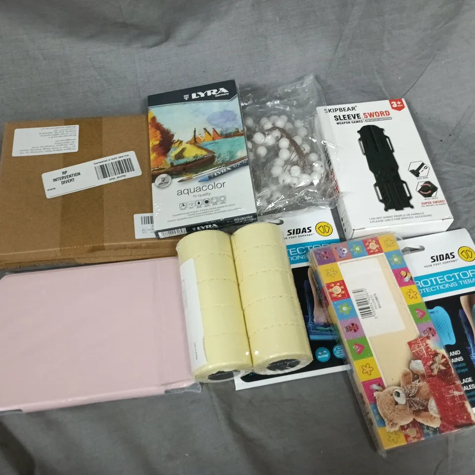 APPROXIMATELY 12 ASSORTED HOUSEHOLD ITEMS TO INCLUDE LYRA AQUACOLOR PASTELS, SKIPBEAR SLEEV SWORD, SHIN PROTECTORS, ETC