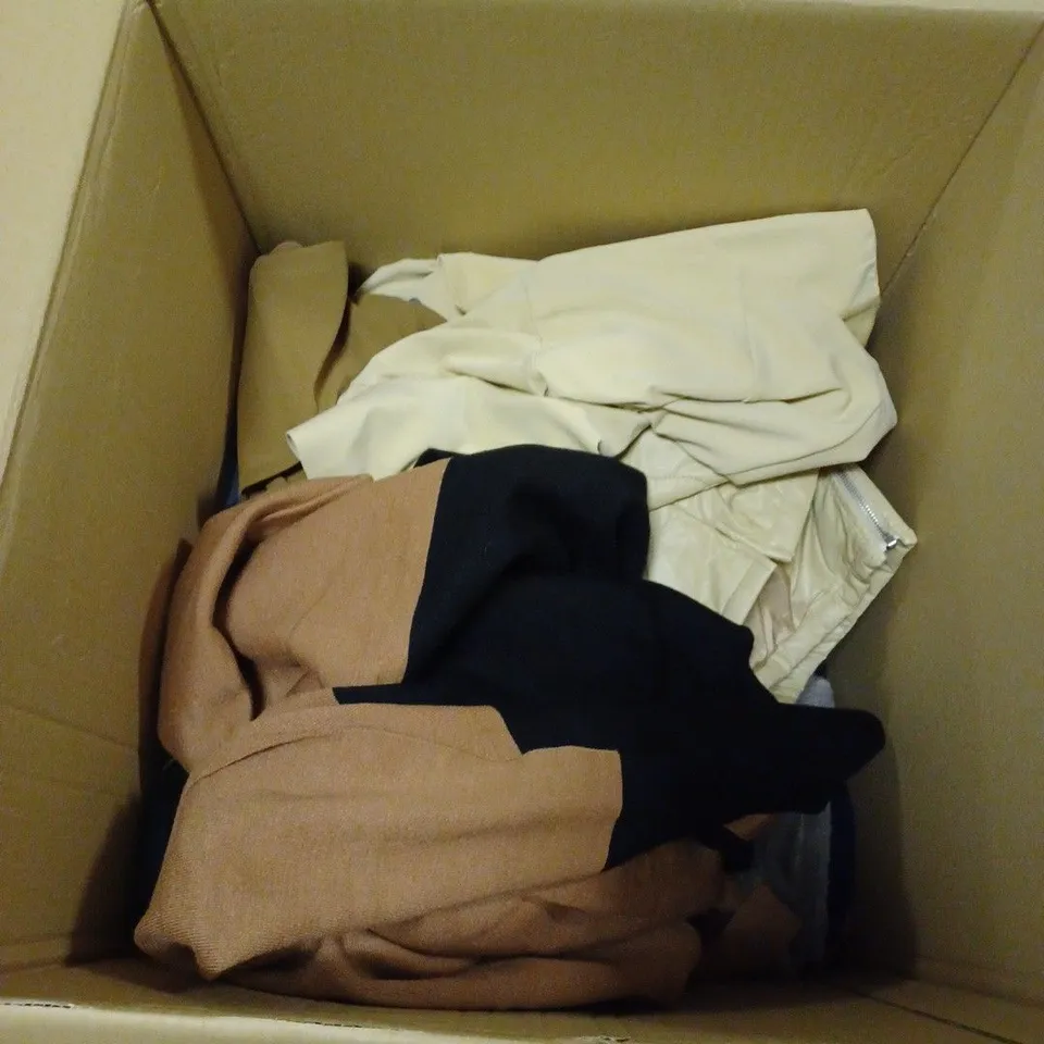 BOX TO CONTAIN APPROXIMATELY 15 X TEXTILE & CLOTHING PRODUCTS, INCLUDES HOODIES, JACKETS, SHEETS ETC 