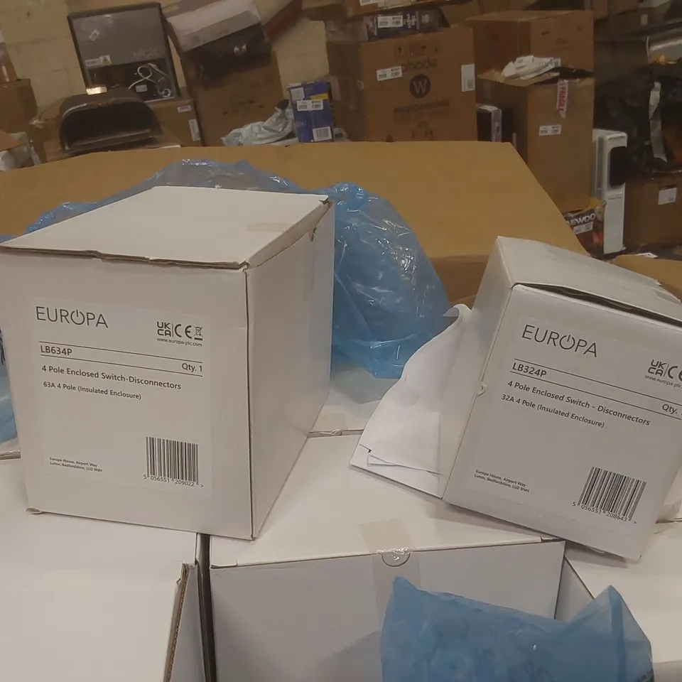 BOX CONTAINING APPROXIMATELY 10x ASSORTED EUROPA 4 POLE ENCLOSED DISCONNECTORS