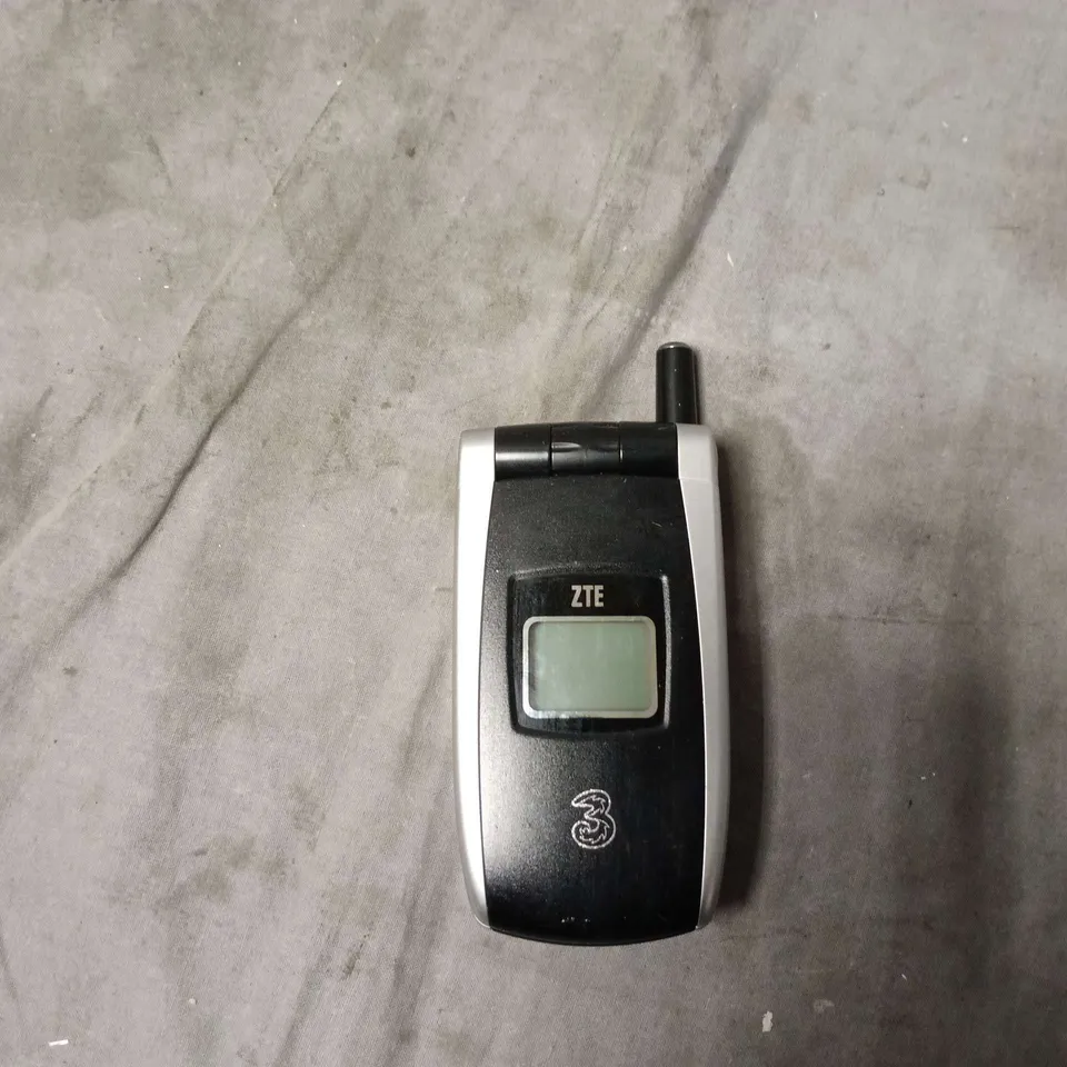 ZTE FLIP MOBILE PHONE – BLACK/SILVER, CLAMSHELL WITH ANTENNA 