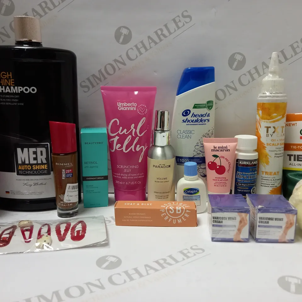 LOT OF APPROX 12 ASSORTED BEAUTY PRODUCTS TO INCLUDE BEAUTY PRO OVERNIGHT SERUM, WE ARE PARADOXX BLOW DRY SPRAY, HEAD & SHOUDLERS SHAMPOO, ETC 