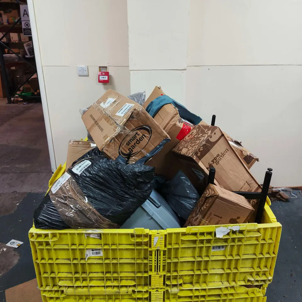 PALLET CONTAINING A LARGE AMOUNT OF DAMAGED ITEMS