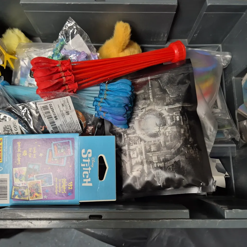 APPROXIMATELY 15 ASSORTED TOYS & GAMES TO INCLUDE ASTON MARTIN DIE-CAST CAR, PLAYING CARDS, MIMA FLUFFY CAT DAYS KEYRING, ETC