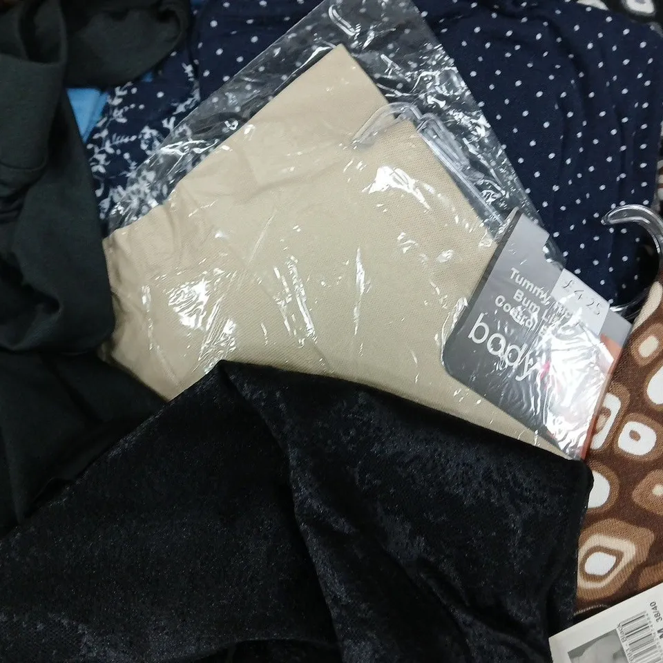 BOX OF APPROXIMATELY 10 ASSORTED CLOTHING AND FASHION ITEMS IN VARIOUS STYLES, SIZES, AND COLOURS - COLLECTION ONLY