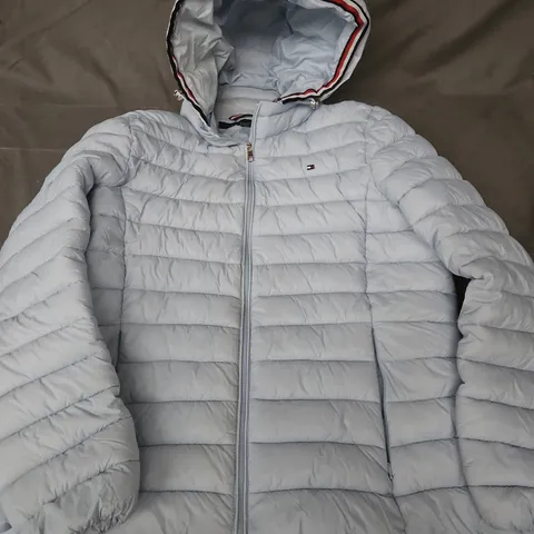 TOMMY HILFIGER PUFFER JACKET – LIGHT BLUE – XL