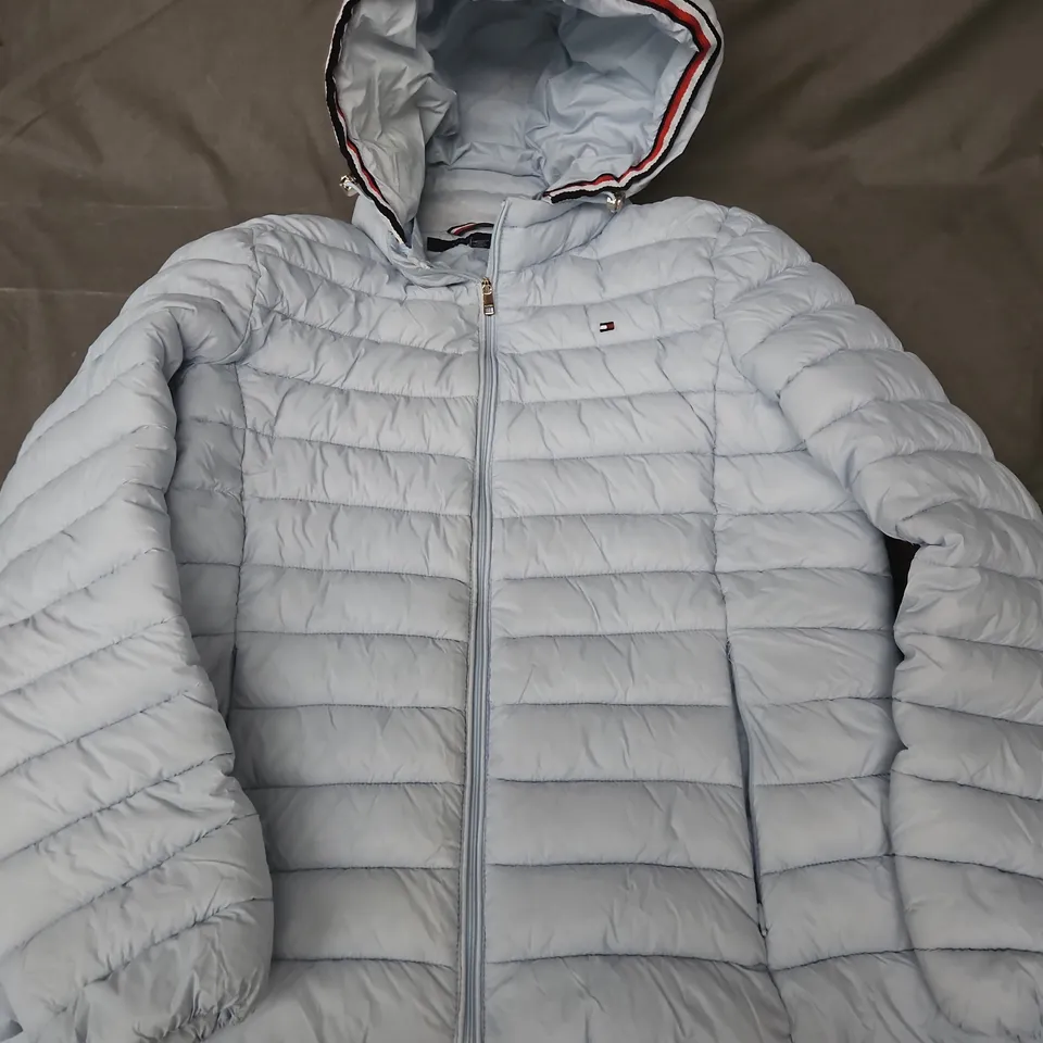 TOMMY HILFIGER PUFFER JACKET – LIGHT BLUE – XL