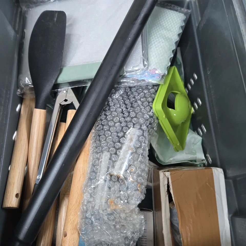 APPROXIMATELY 10 ASSORTED HOUSEHOLD PRODUCTS TO INCLUDE KITCHEN UTENSILS, NOTEBOOK, CUTTING WHEEL ETC