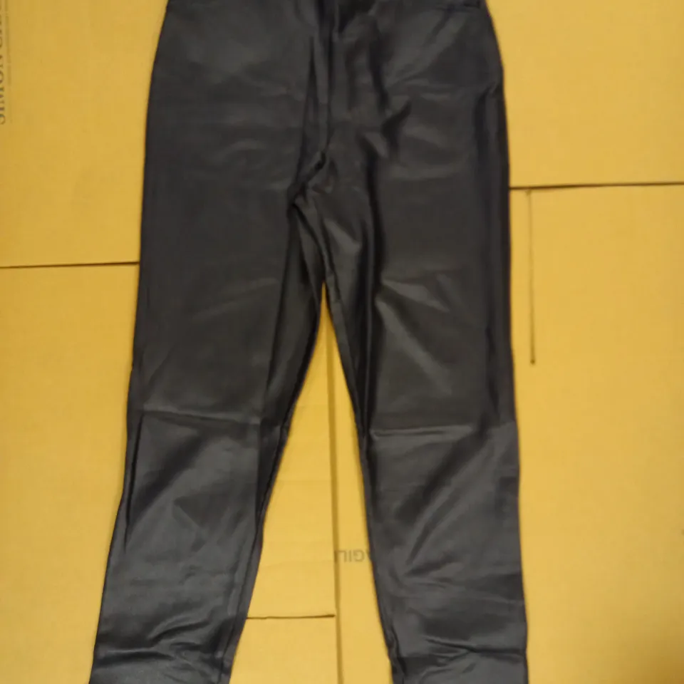 LOT OF APPROX 27 KIM&CO BLACK PLEATHER REGULAR TROUSERS, SIZE S