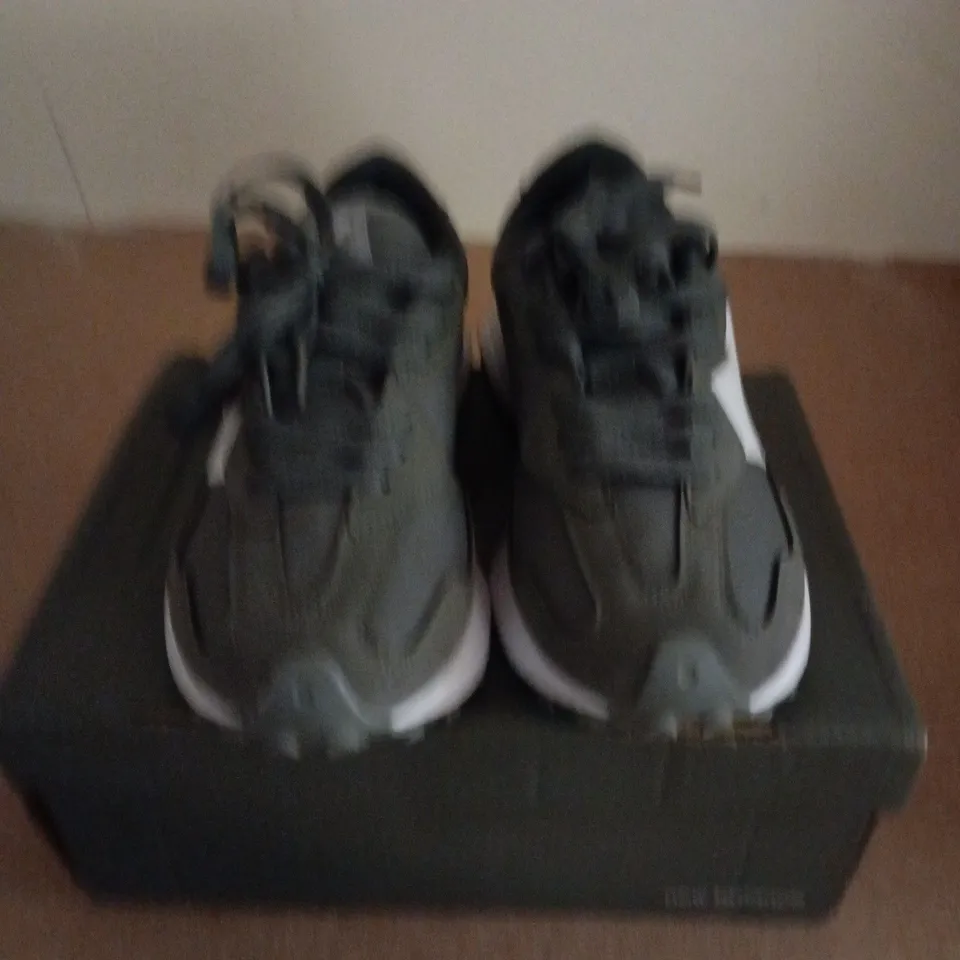 BOXED PAIR OF NEW BALANCE TRAINERS IN GREY - UK 6