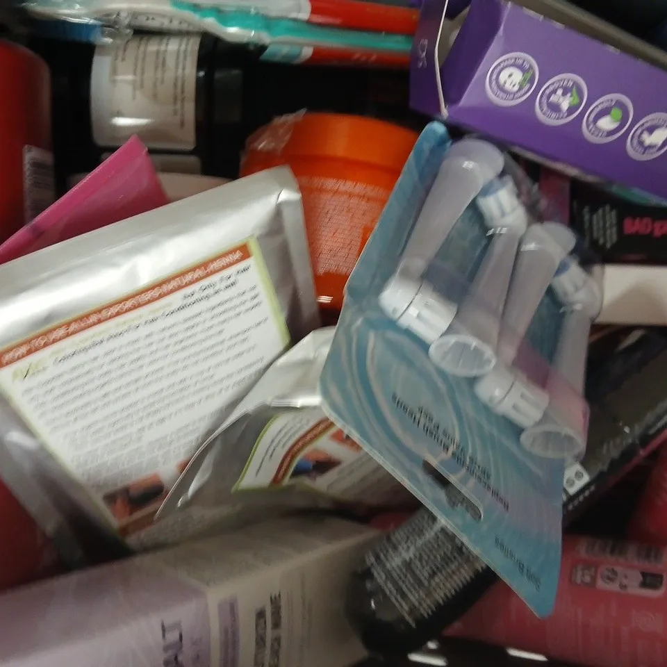 APPROXIMATELY 15 ASSORTED COSMETIC ITEMS INCLUDING VARIOUS MAKES AND BRANDS - COLLECTION ONLY