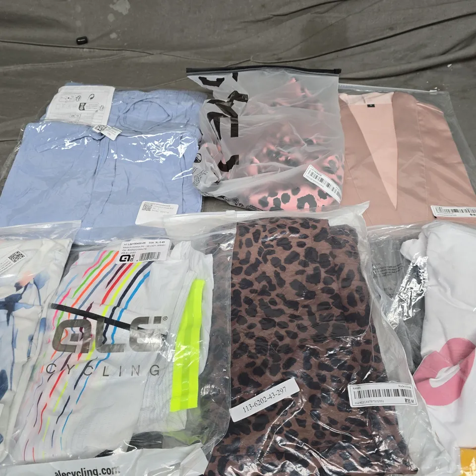 APPROXIMATELY 40 ASSORTED CLOTHING ITEMS IN VARIOUS SIZES, STYLES & COLOURS TO INCLUDE TOPS, CYCLING JERSEY, DRESSES, ETC - COLLECTION ONLY