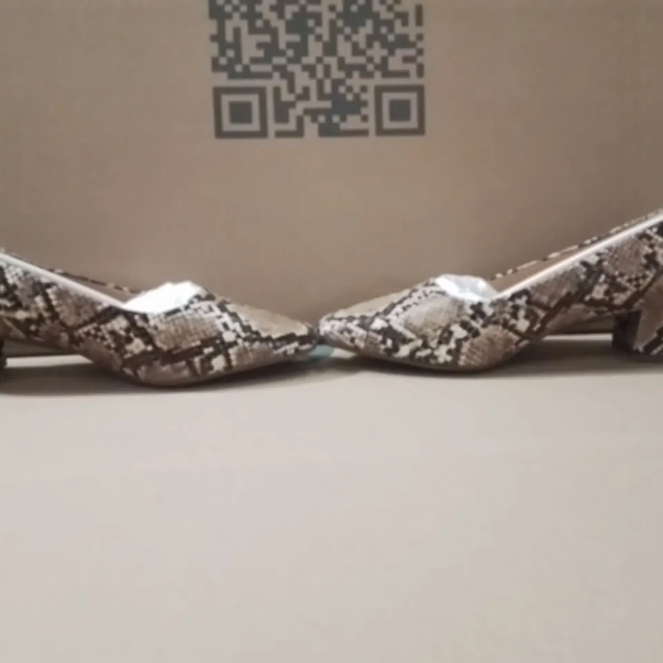 BOX CONTAINING APPROXIMATELY 10 BRAND NEW JD WILLIAMS SNAKE BLOCK HEELS SIZE 7E
