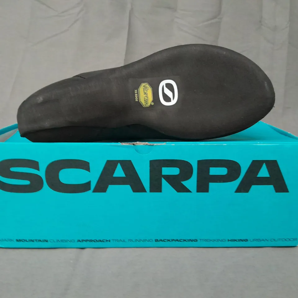 BOXED PAIR OF SCARPA SHOES IN BLACK/GREY UK SIZE 7