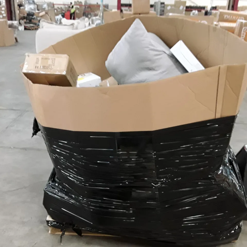 PALLET TO INCLUDE AN ASSORTMENT OF HOUSEHOLD ITEMS TO INCLUDE PET BEDS, CEILING LAMPS, LIGHTS AND PICTURES ECT