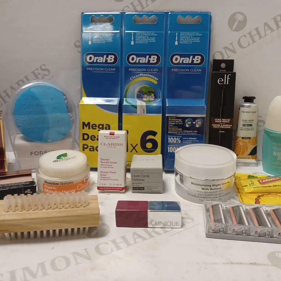 LOT OF APPROX 12 ASSORTED BEAUTY PRODUCTS TO INCLUDE DR ORGANIC RESCUE CREAM, LUMIN DARK CIRCLE DEFENSE, CLARINS BEAUTY FLASH BALM, ETC 