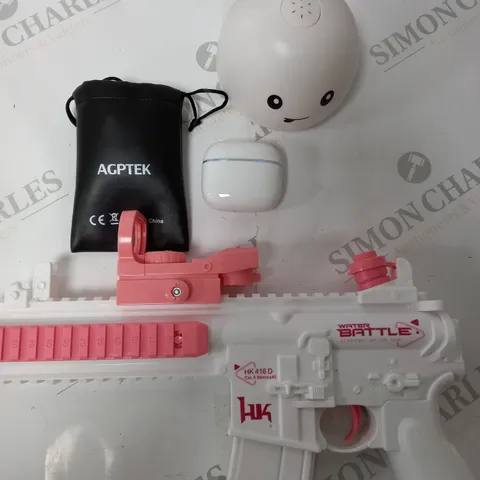 BOX OF ASSORTED ITEMS TO INCLUDE - WATER PISTOL / WIRELESS HEADPHONES / AGPTEK MIC / 