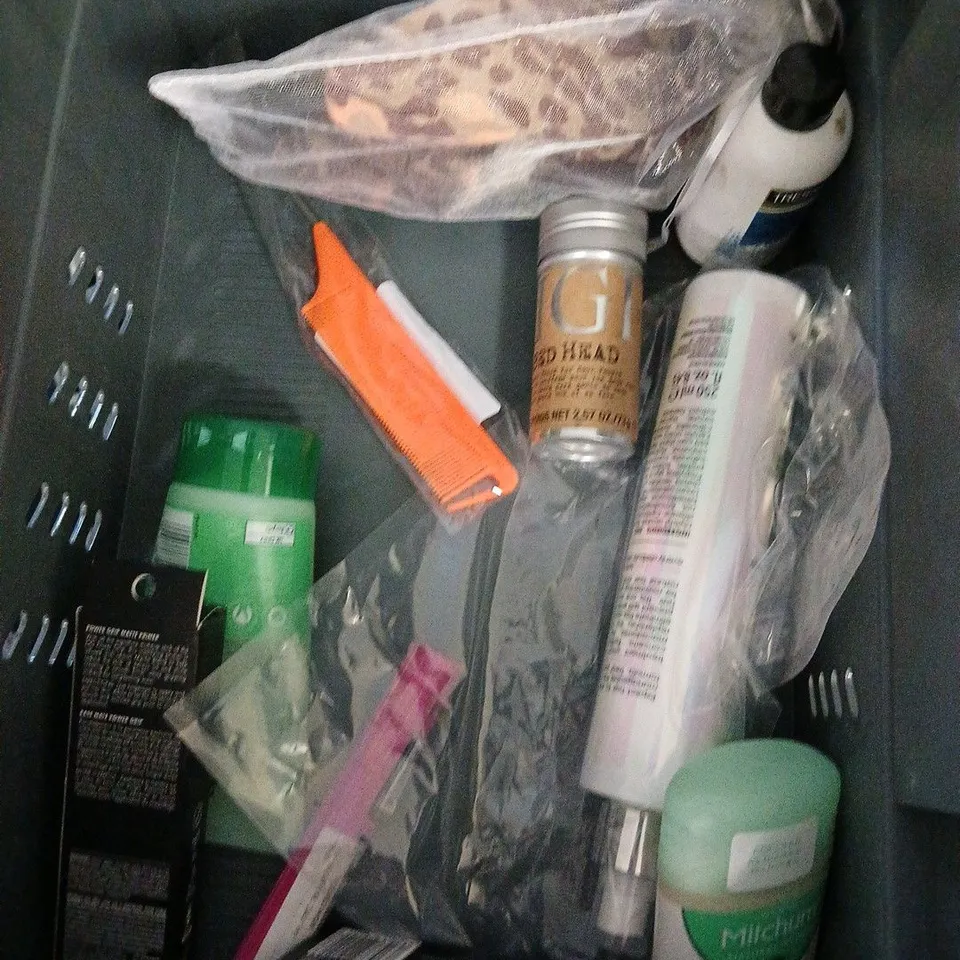 APPROXIMATELY 20 ASSORTED HEALTH & BEAUTY PRODUCTS TO INCLUDE GIVE ME SCALP SCRUB, CORNERSTONE SHAVE GEL, MOROCCAN OIL SMOOTHING LOTION, ETC