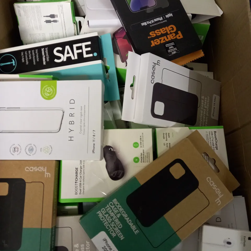 BOX OF APPROX 15 ASSORTED PHONE ITEMS TO INCLUDE - QDOS HYBRID CASE - NELKIN CHARGING PAD - BELKIN BOOSTCHARGE ETC