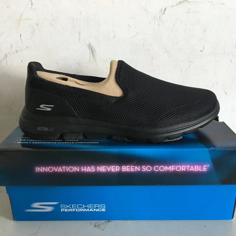 BOXED PAIR OF SIZE 8 SKECHERS GO WALK 5 TRAINERS 
