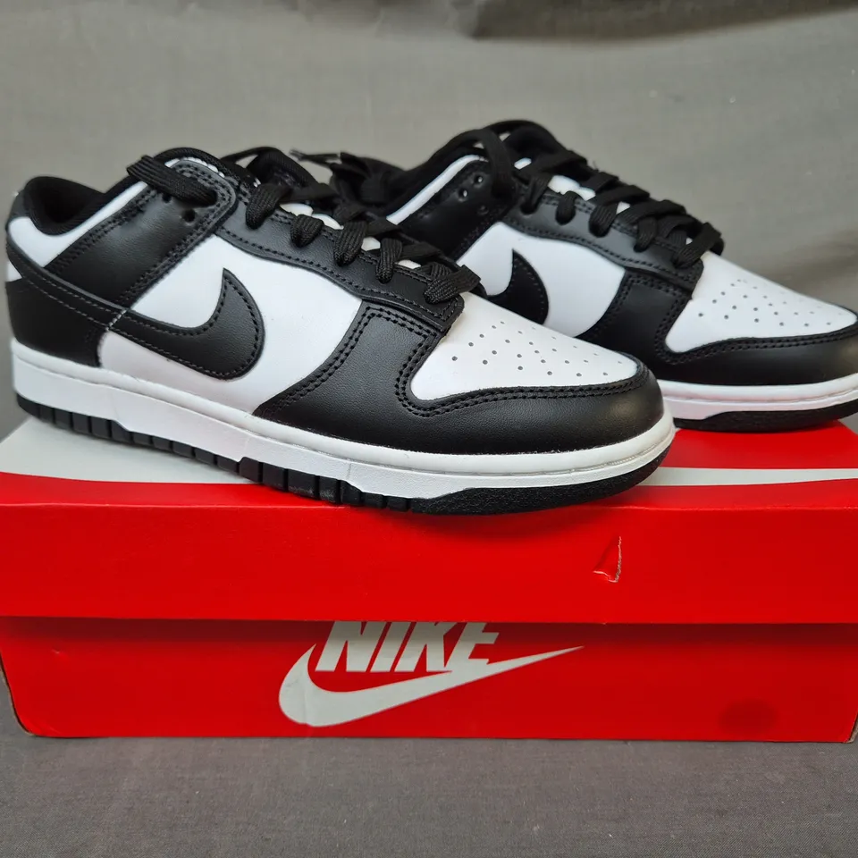 BOXED PAIR OF NIKE DUNK LOW RETRO SHOES IN BLACK/WHITE UK SIZE 6