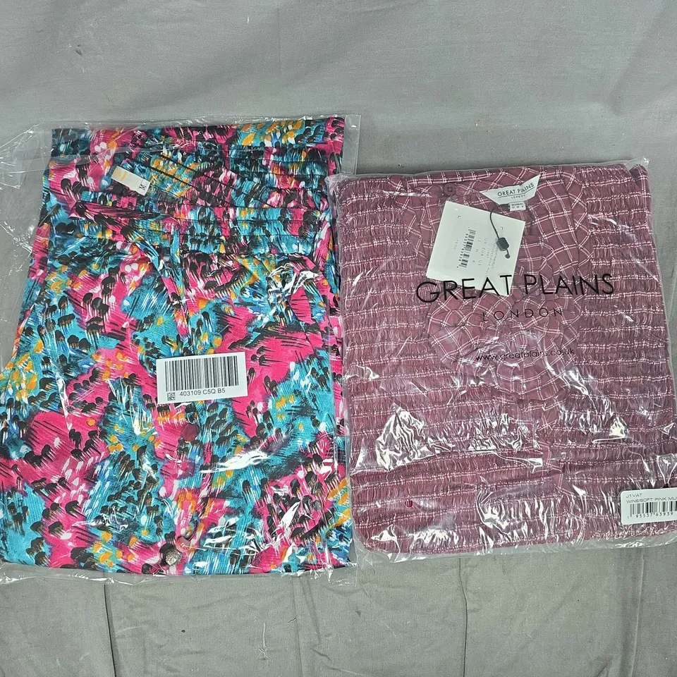 BOX OF APPROXIMATELY 20 ASSORTED CLOTHING AND FASHION ITEMS IN VARIOUS STYLES, SIZES, AND COLOURS - COLLECTION ONLY