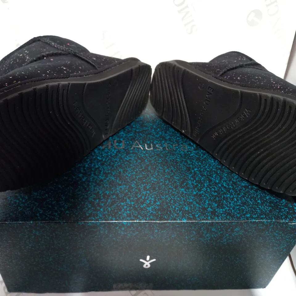 BOXED PAIR OF BLACK/COLOUR SPLASH BOOTS  - SIZE 4