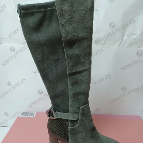 BOXED PAIR OF MODA IN PELLE LIZETH DARK GREY SUEDE KNEE BOOTS - SIZE 6