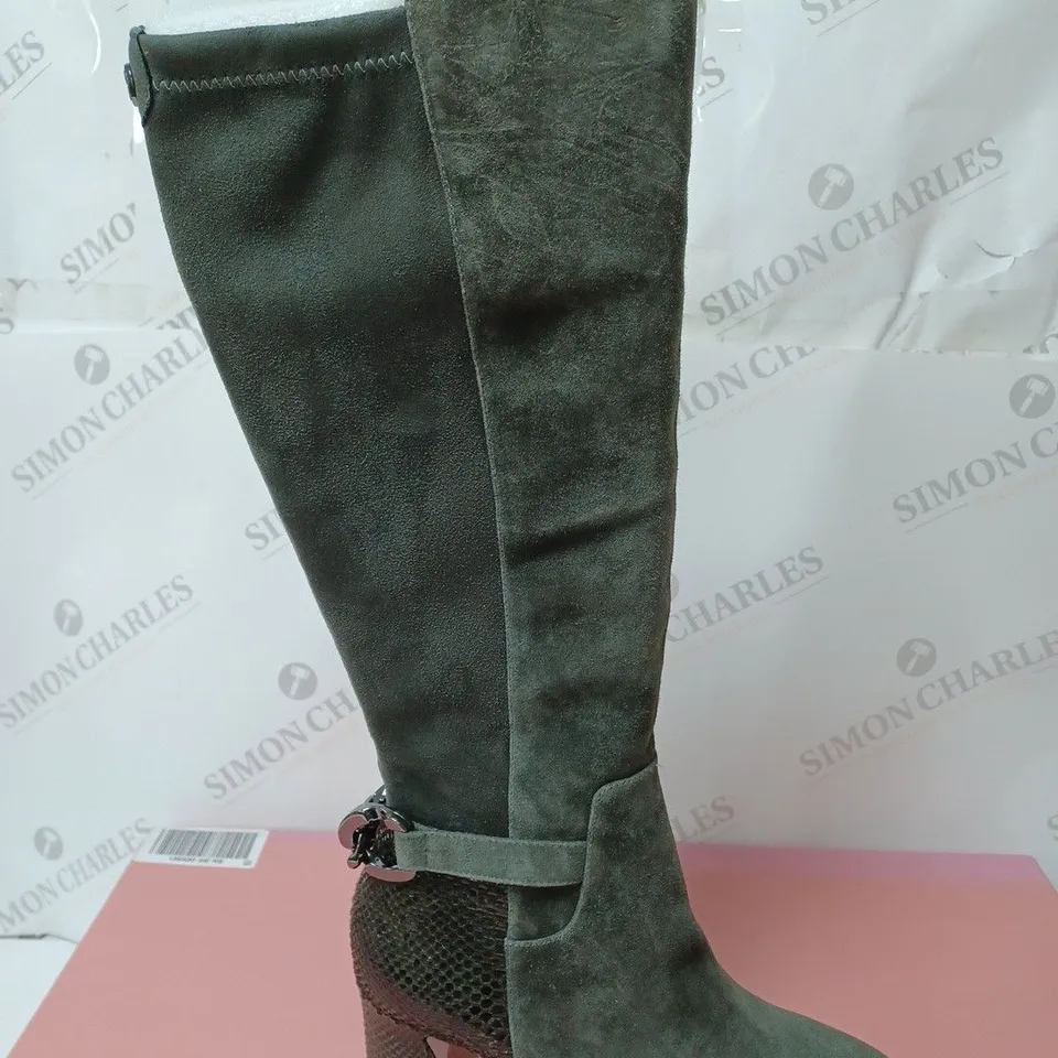 BOXED PAIR OF MODA IN PELLE LIZETH DARK GREY SUEDE KNEE BOOTS - SIZE 6