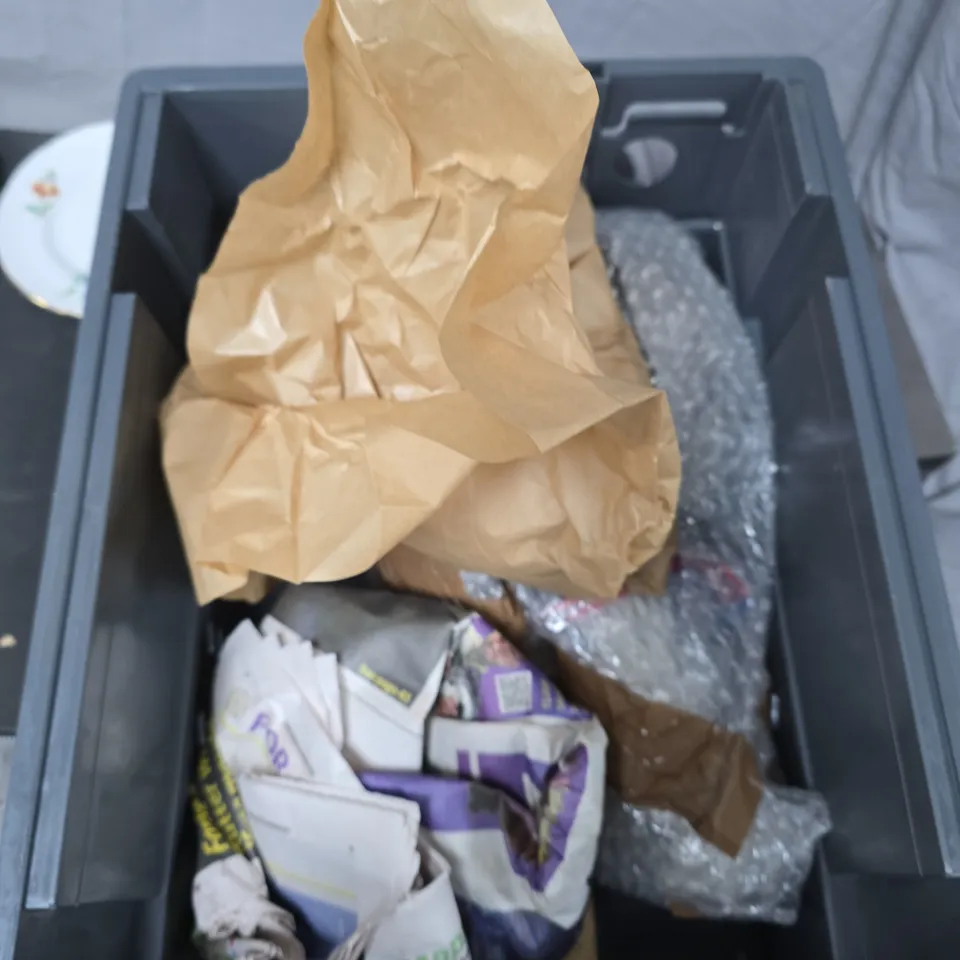 LOT OF APPROXIMATELY 10 ASSORTED POTTERY ITEMS TO INCLUDE MUG AND SMALL DECORATIVE PLATES