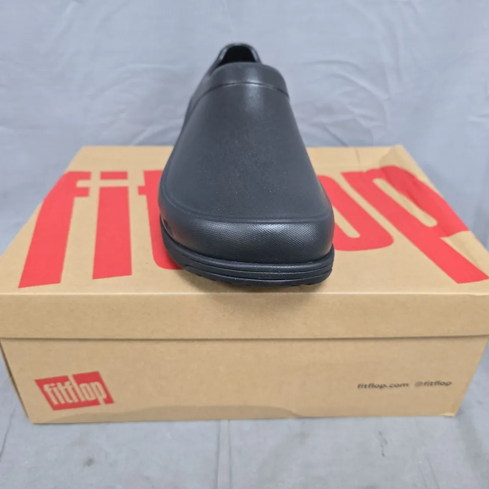 BOXED PAIR OF FITFLOP WORK HIGH-PERFORMANCE PROFESSIONAL CLOGS IN BLACK SIZE UK 6