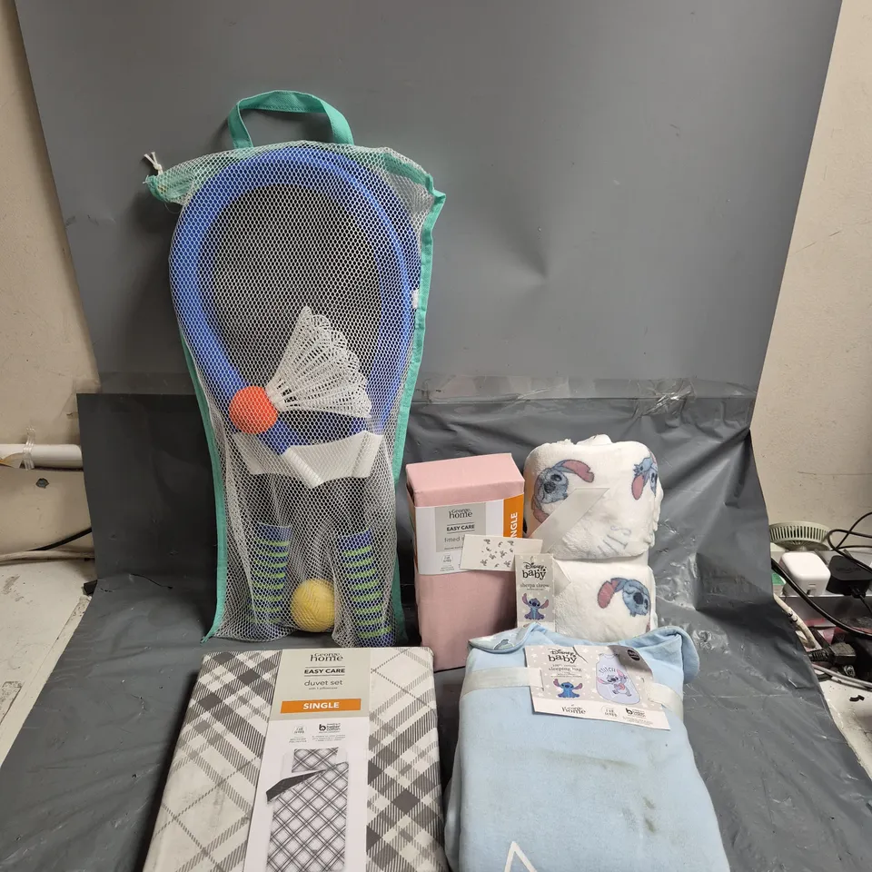 APPROXIMATELY 20 ASSORTED ITEMS TO INCLUDE CHILDRENS RACKET SET, SLEEPING BAG, SINGLE DUVET SET, ETC
