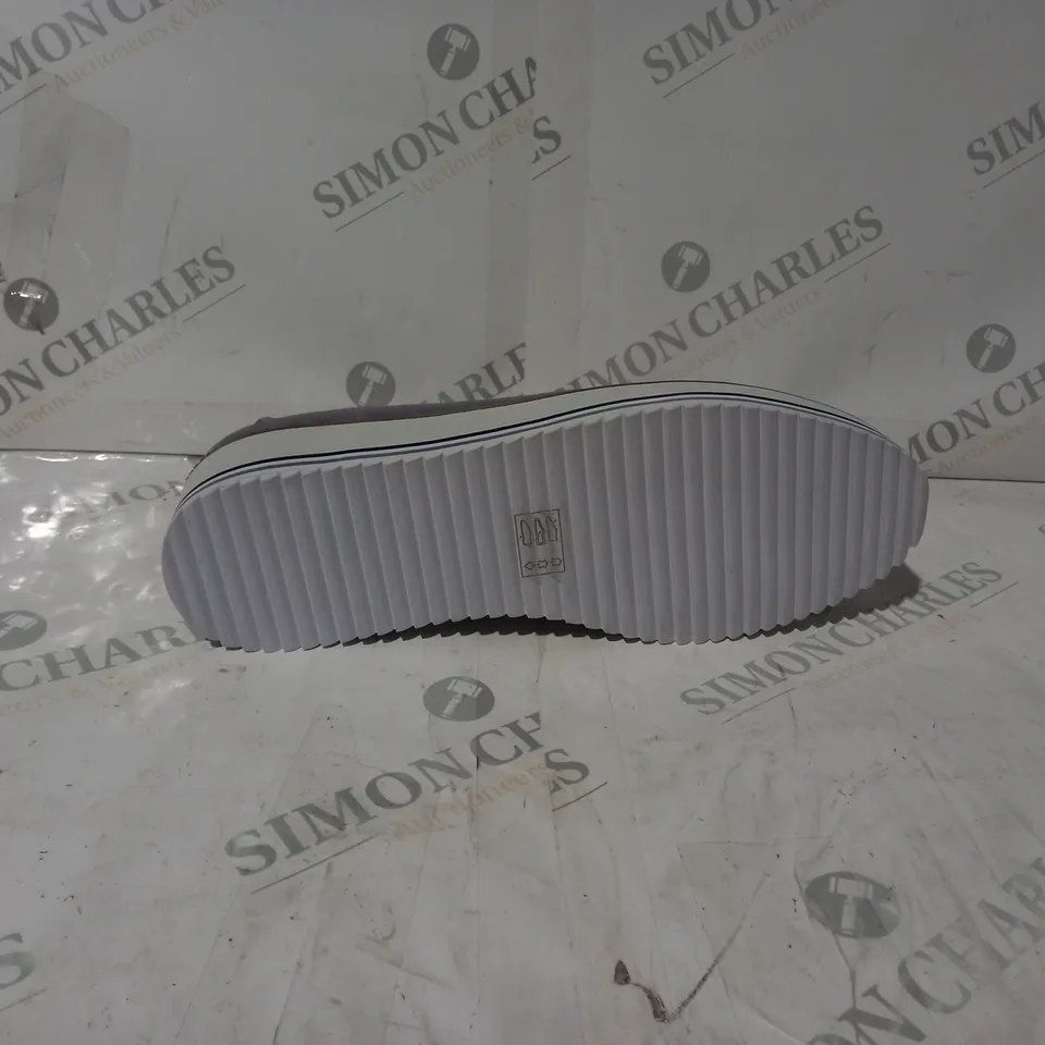 BOXED PAIR OF MODA IN PELLE ERISIN LOAFERS IN LIGHT BLUE UK SIZE 8