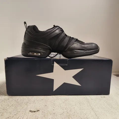 BOXED PAIR OF ROCH VALLEY SHOES IN BLACK SIZE 7.5