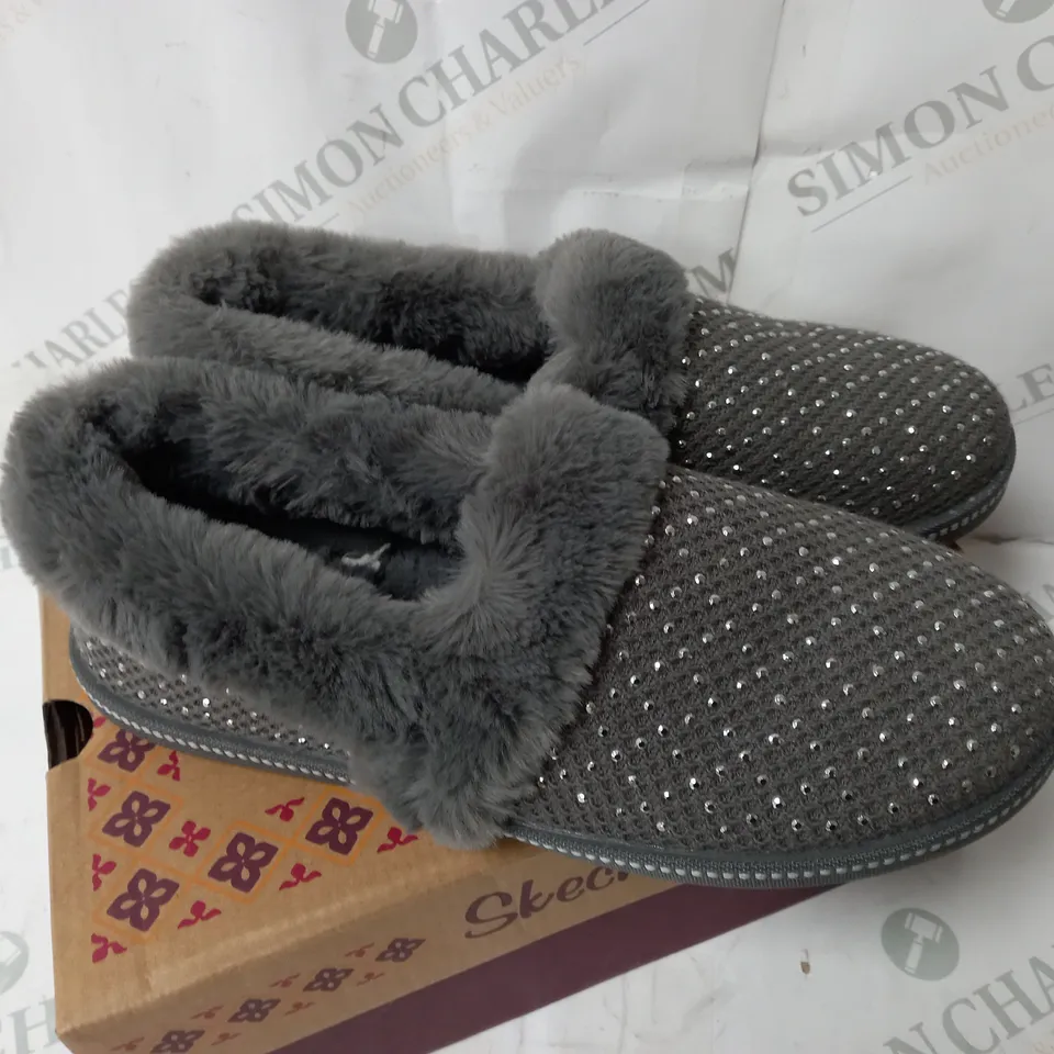 BOXED PAIR SKECHERS COZY SLIPPERS - CHARCOAL - UK SIZE 5 - BOXED 