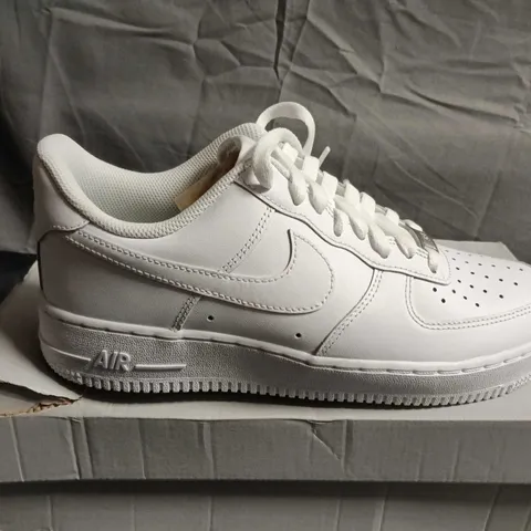 BOXED PAIR OF NIKE AIR FORCE 1 WHITE TRAINERS – UK SIZE 7