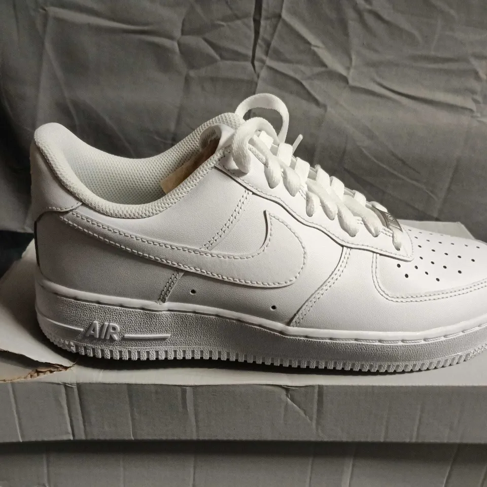 BOXED PAIR OF NIKE AIR FORCE 1 WHITE TRAINERS – UK SIZE 7