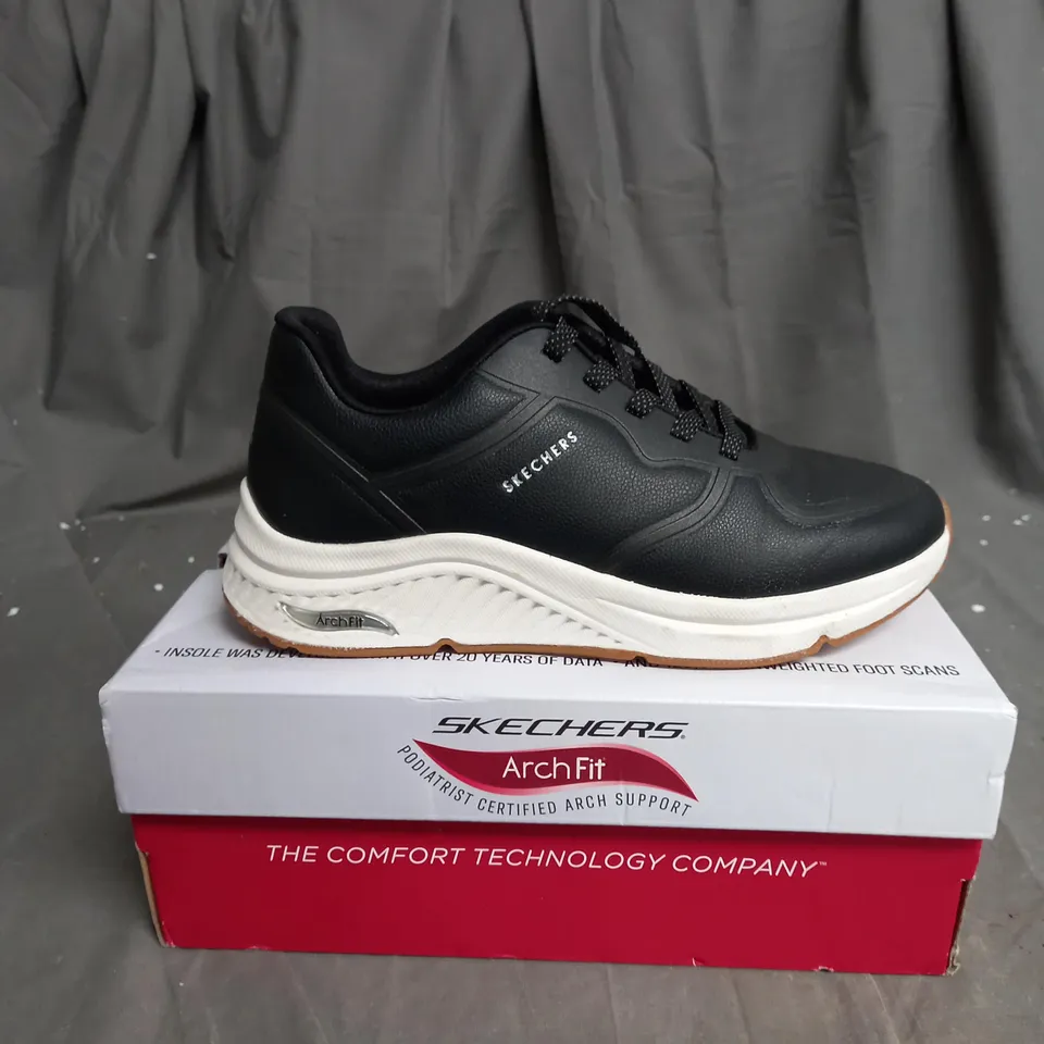 BOXED BLACK SKETCHERS ARCH FIT TRAINERS SIZE 5 