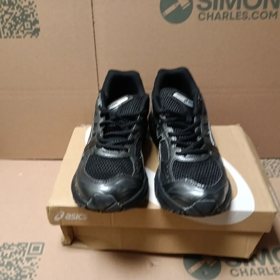 BOXED PAIR OF ASICS GEL KAYANO TRAINERS IN BLACK - UK 10
