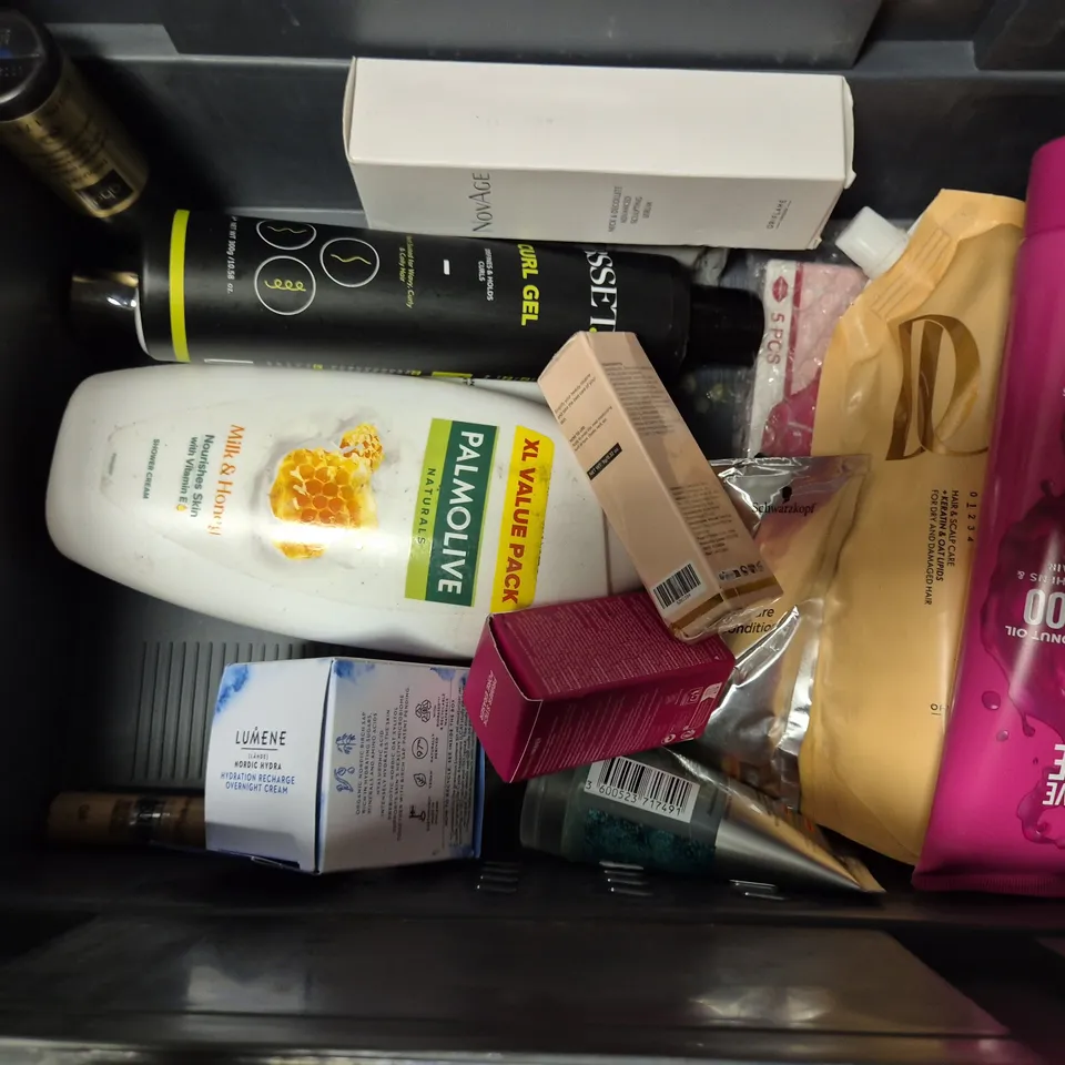 APPROXIMATELY 18 ASSORTED COSMETICS ITEMS TO INCLUDE OLAPLEX N05 CONDITIONER, GARNIER MICELLAR CLEANSING WATER, VEENO BODY OIL SPRAY, ETC - COLLECTION ONLY