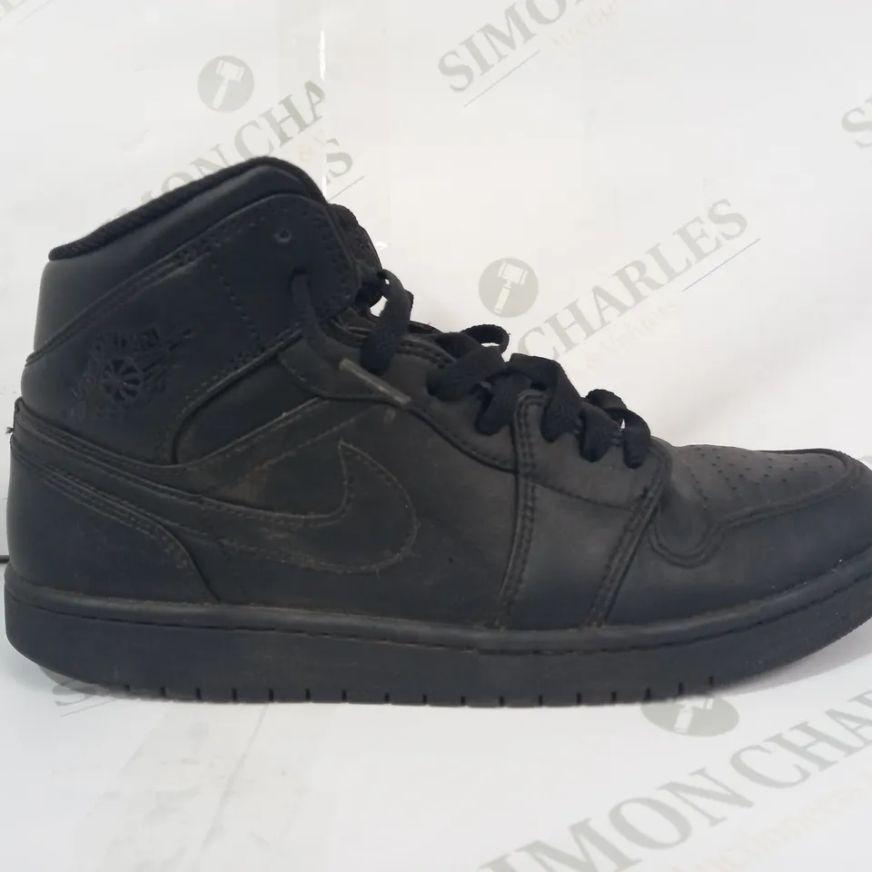 PAIR OF NIKE AIR JORDAN SHOES IN BLACK UK SIZE 8.5