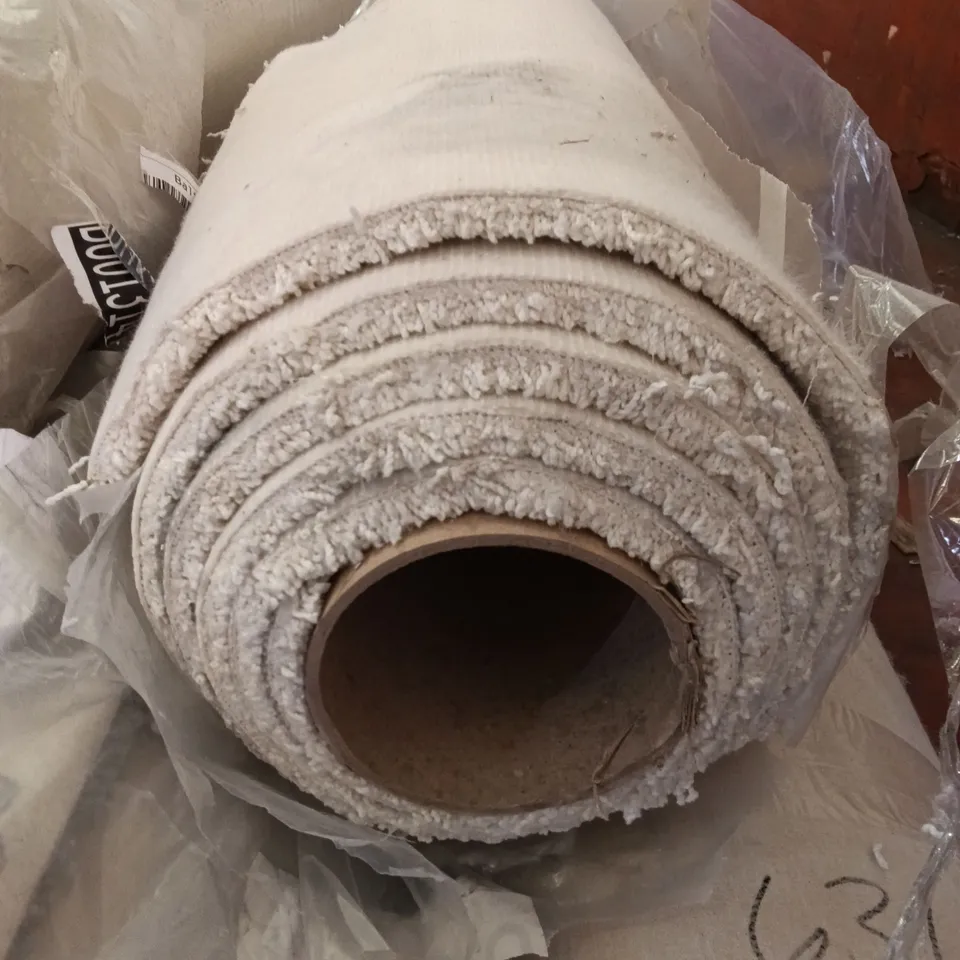 ROLL OF QUALITY MAGICAL FEELING WHITE IVORY CARPET // APPROX SIZE: 5.0 X 3.0m