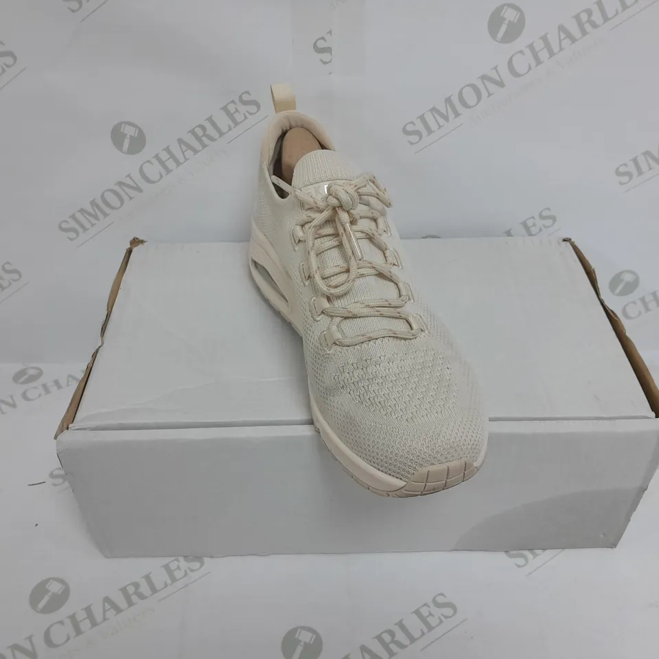 BOXED PAIR OF SKECHERS UNO EVERYWEAR LACE UP TRAINERS IN OFF WHITE SIZE 5.5