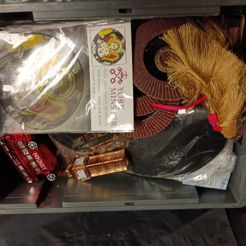 APPROXIMATELY 20 ASSORTED HOUSEHOLD ITEMS TO INCLUDE ORNEMENTS, WINDOW DECORATIONS AND SAND PAPER FOR TOOL